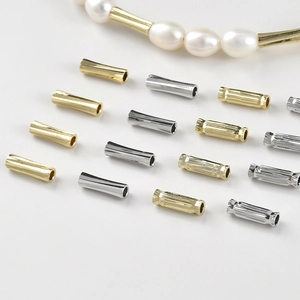 Dettaglio di perline distanziatrici a tubo rigate placcate oro 14k per gioielli fai da te