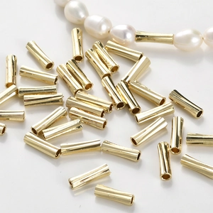 Dettaglio di perline a tubo rigate placcate oro 14k per creazione gioielli fai da te