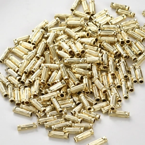 Dettaglio di perline in rame placcato oro 14k con strisce per la creazione di gioielli