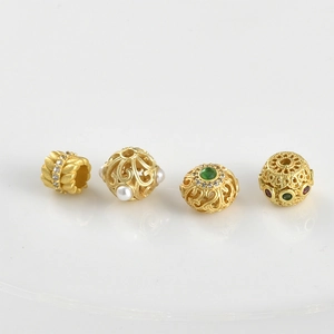 Perles évidées plaquées or avec gemmes rouges et vertes pour la création de bijoux DIY