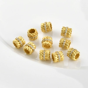 Détail de perles épis de blé plaquées or avec zircons blancs pour la création de bijoux DIY