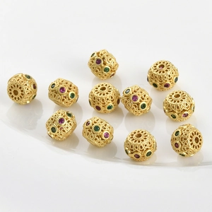 Détail de perles creuses dorées avec incrustation de zircons colorés pour bijoux DIY