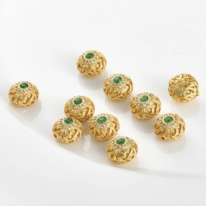 Détail de 10 perles d'or creuses en forme d'épi avec pierres vertes et zircons brillants