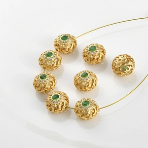 Détail macro de perles d'or en épi de blé avec zircons verts pour bijoux DIY
