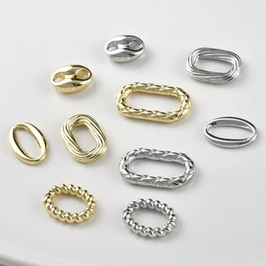 Assortiment gouden en zilveren kettingverbindingen voor DIY sieraden op witte achtergrond