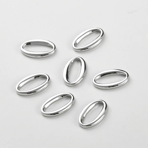 Detailopname van zes gepolijste zilveren ovale schakels voor DIY sieraden en handwerk