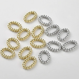 Detail van 14k goud en zilveren ovale gedraaide touwtextuur links voor DIY sieraden