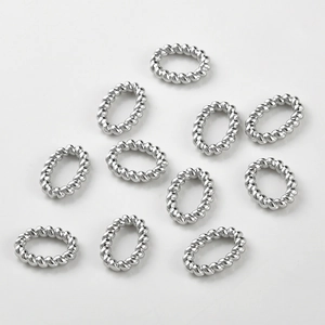 Macro-opname van zilveren gedraaide ovale schakels voor DIY sieraden maken en hobby