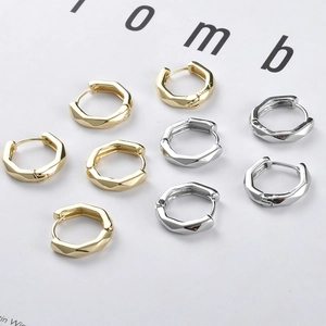 Boucles d'Oreilles Huggie Hexagonales en Cuivre Minimalistes pour Femmes Plaquées Or 14K Argent Design Géométrique Bijoux DIY