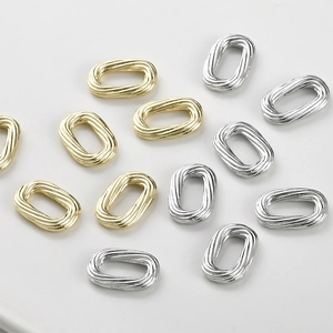 Macrodetail van ovale spiraalvormige connectoren voor DIY-sieraden in goud en zilver