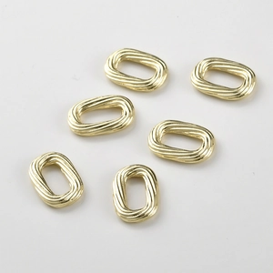 Detail van zes 14k vergulde ovale gedraaide metalen ringen voor DIY-sieraden maken