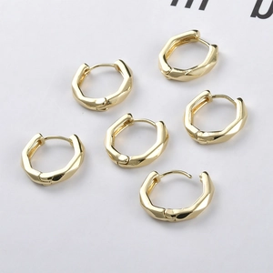 Trois paires de créoles hexagonales minimalistes plaquées or 14 carats avec texture torsadée