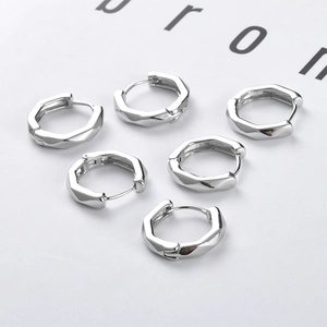 Boucles d'oreilles créoles hexagonales minimalistes plaquées or 14 carats au design géométrique