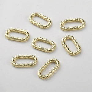 Detail van 14k vergulde ovale schakels met gewatteerde textuur voor DIY-sieraden maken