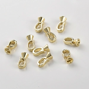 Detailopname van tien gepolijste 14k vergulde vouwhaakjes voor DIY-sieraden en hangers