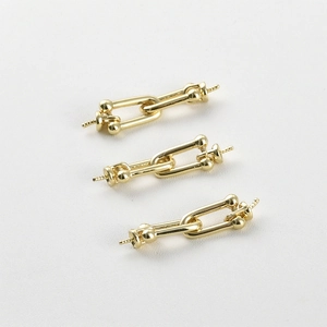 Dettaglio dei connettori a ferro di cavallo placcati oro 14k per gioielli con perle