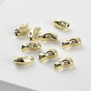 Gros plan de perles baroques irrégulières en métal plaqué or 14 carats pour bijoux DIY
