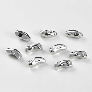 Gros plan de perles argentées irrégulières à texture organique pour bijoux DIY