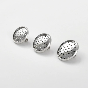 Polierte silberne Broschenbasis in Halbkugelform mit Lochmuster für DIY-Schmuck