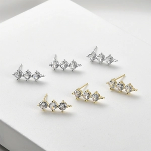 Orecchini a perno placcati oro 14K con tre zirconi e asole per gioielli fai da te