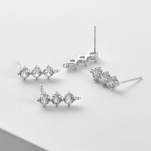 Dettaglio di componenti per orecchini in argento con tre pietre di zircone e un occhiello