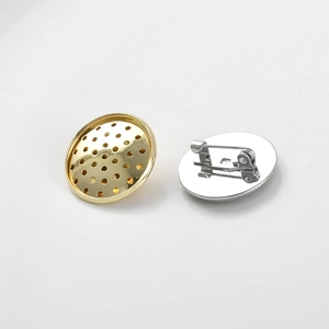 Makrodetail der ovalen 14k vergoldeten DIY-Brosche-Basis mit Sicherheitsnadel und Netz