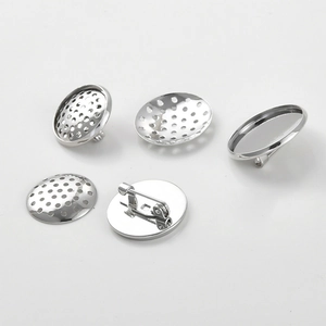 Detaillierte Makroansicht silberner Broschen-Basis-Komponenten für DIY-Schmuck