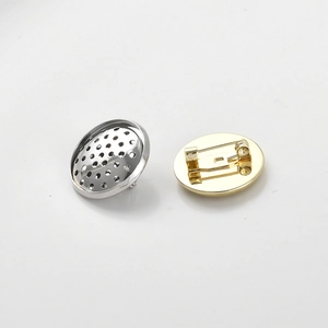 Detaillierte Makroansicht von 14k Gold und Silber Brosche Pin Basen für DIY Schmuck