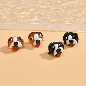Dettaglio di perline in vetro a forma di bulldog per la creazione di gioielli
