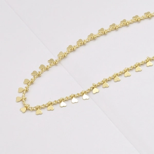 Vue détaillée d'une chaîne d'extension plaquée or 14 carats avec breloques cœur pour bijoux
