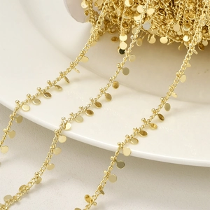 Vue détaillée d'une chaîne plaquée or 14k avec sequins ronds pour bijoux DIY