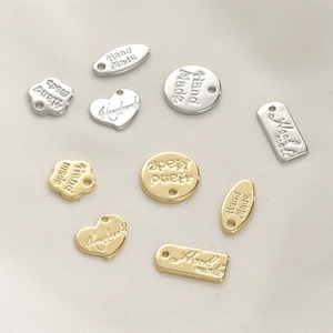 Detail von 14k vergoldeten handgefertigten Anhängern für die DIY-Schmuckherstellung