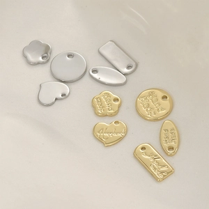 Detailansicht handgefertigter 14k Gold und Silber Blumenanhänger für Schmuckdesign