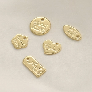 Detailansicht der handgefertigten ovalen 14k goldbeschichteten Blumenanhänger für DIY-Schmuck