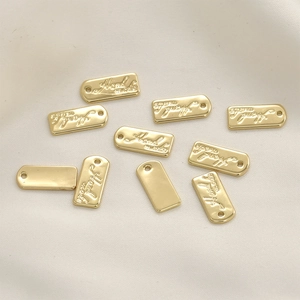 Detail von 14k vergoldeten ovalen Anhängern mit Hand made Gravur für DIY-Schmuck