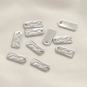 Rechteckige Metallanhänger in Silberoptik mit Handmade-Prägung für DIY-Schmuck