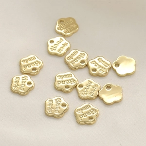 Detailansicht der 14k vergoldeten Blumenanhänger mit Hand Made Gravur für DIY-Schmuck