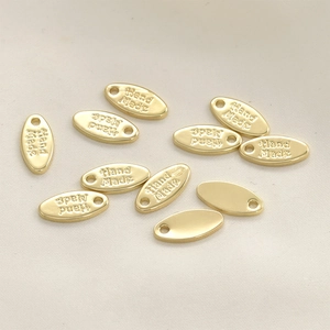 Detailansicht ovaler 14k vergoldeter Anhänger mit Hand Made Gravur für DIY-Schmuckherstellung