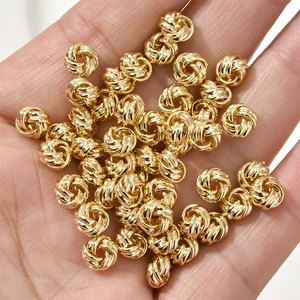 Vue macro de perles d'espacement en nœud métallique doré 14k pour bijoux DIY
