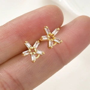 18k vergoldete fünfblättrige Blumenohrringe mit Zirkonsteinen und einer kleinen Hängeschleife