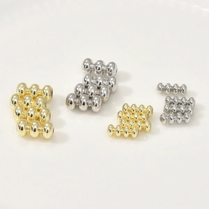 Vista macro de cuentas de linterna de tres capas chapadas en oro de 14k para joyas