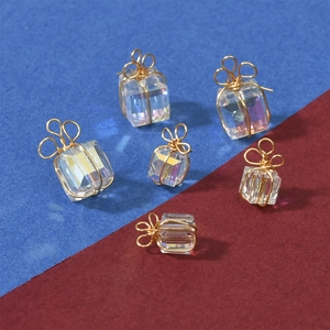 Detail von Kristall-Geschenkbox-Anhängern mit goldenem Drahtbogen für DIY-Schmuck