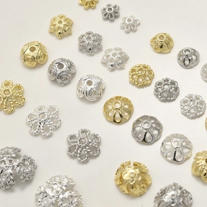 Dettaglio di distanziatori a fiocco di neve placcati oro e argento per gioielli DIY