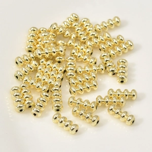 Detalle de cuentas de linterna bañadas en oro de 14k para hacer joyas y brazaletes
