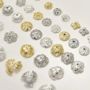 Assortimento dettagliato di copriperle a fiore in oro e argento per gioielli DIY