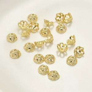 Dettaglio di copriperle a fiocco di neve placcati in oro 14k per creazione gioielli