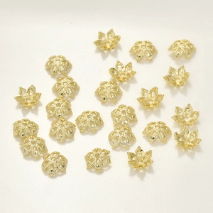 Dettaglio di copriperla a forma di fiore placcato oro per creazione gioielli DIY