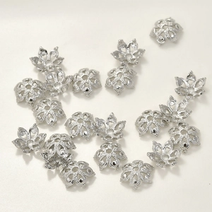 Dettaglio delle coppette per perline a fiore argentate per accessori gioielli fai da te