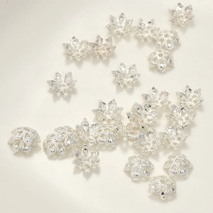 Dettaglio copriperla a forma di fiore argento per creazione di gioielli artigianali