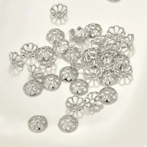 Macro di copriperle a fiore d'argento con design traforato per creazione di gioielli